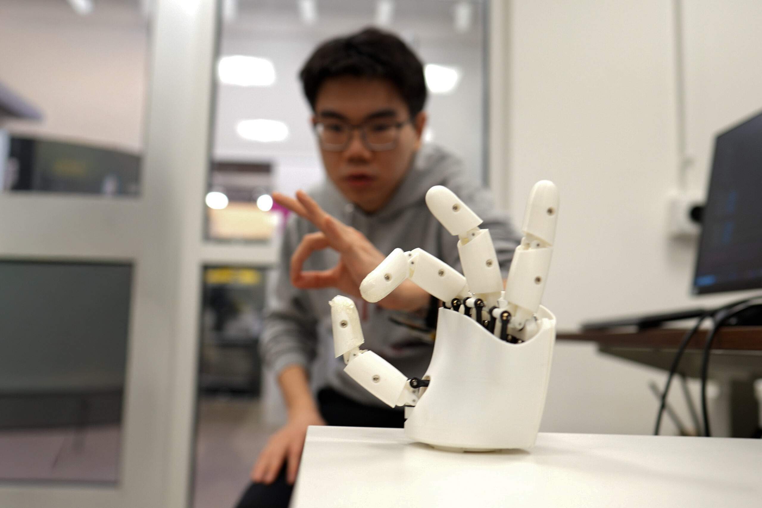 Wristband enables wearers to control a robotic hand with their own movements Wristband enables wearers to control a robotic hand with their own movements